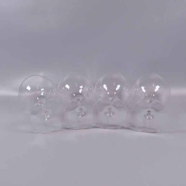 Bottnarna på fyra vinglas står uppställda i rad