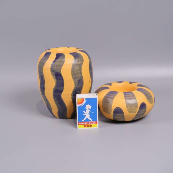 Två ljushållare bredvid tändsticksask som storleksjämförelse