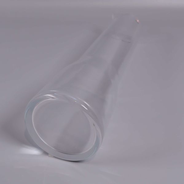 Karaff i klart glas liggande, visar botten