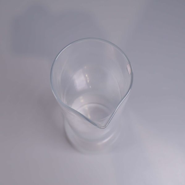 Karaff i klart glas sedd uppifrån med hällpip