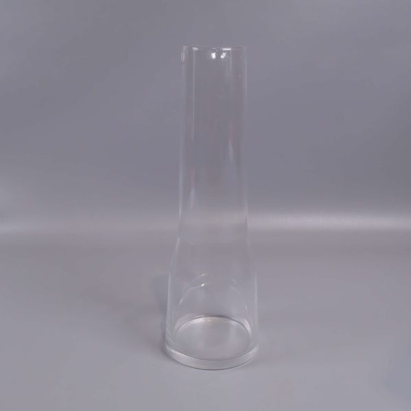 Karaff i klart glas sedd framifrån