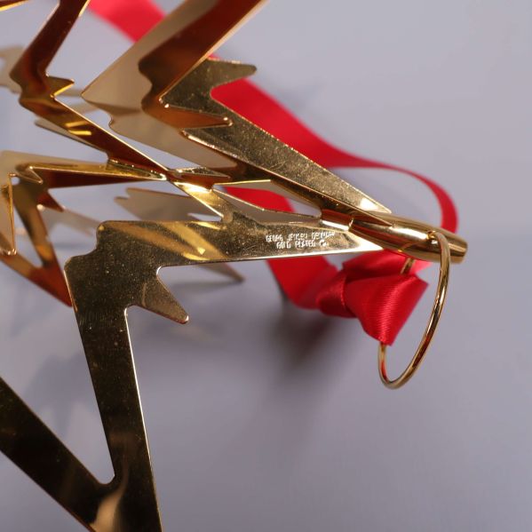 Stjärnans detalj med präglad märkning på metall