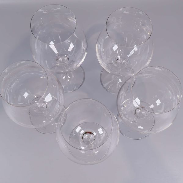 Vy ovanifrån på fem vinglas i cirkel