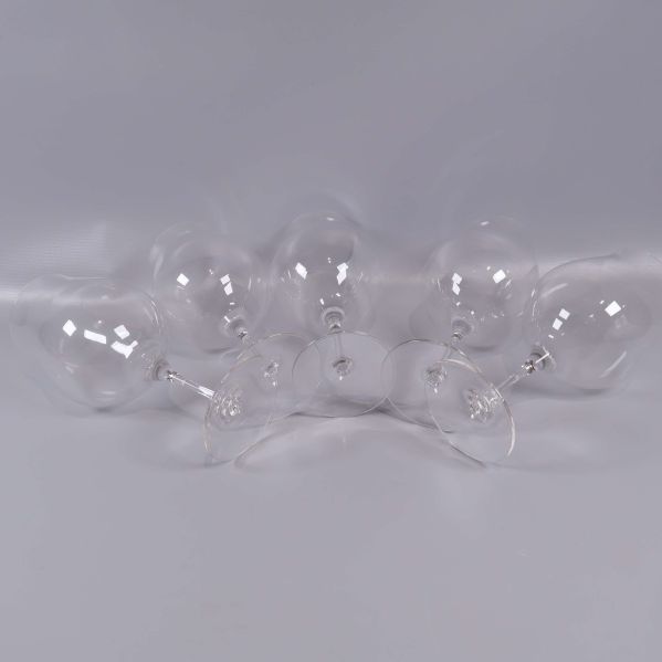 Fem vinglas liggandes med kupa och fot synliga