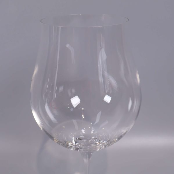 Närbild på kupan till ett vinglas