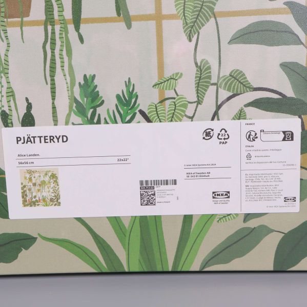 Närbild av etikettdel på tavlan med serienamn PJÄTTERYD