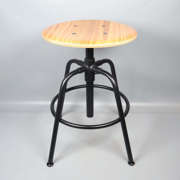 Industripall med rund träsits och metallben framifrån