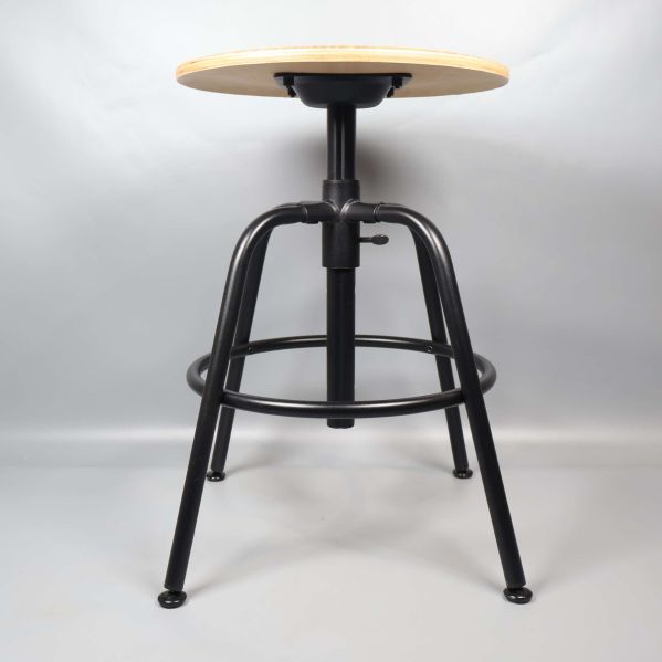 Industripall med svart metallstomme fotograferad från sidan