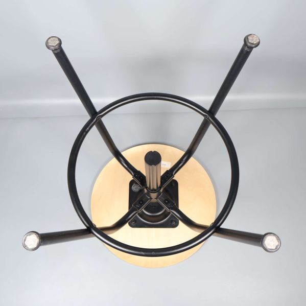 Undersida av industripall visar svart metallram och konstruktion