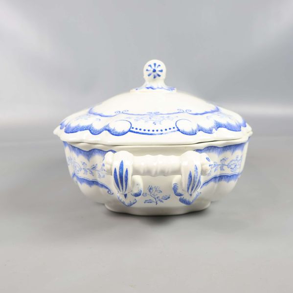 Sopptérin från sidan med lock, båda handtag och blå dekor