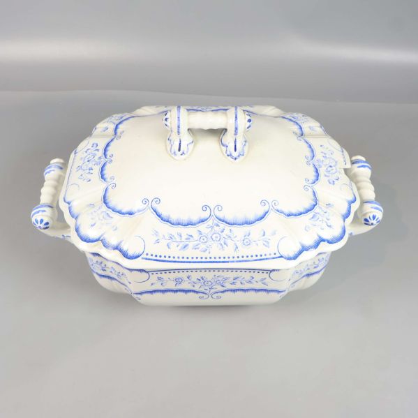 Dekorativ såskål i vitt med ljusblå dekor och handtag