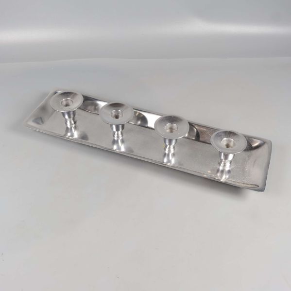 Ljusbricka i blank metall med fyra ljusfästen