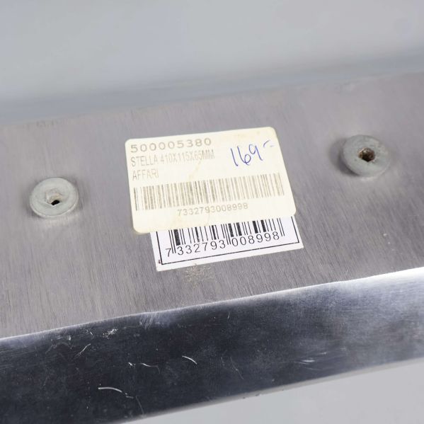 Närbild på etikett med modell och streckkod på ljusbrickans undersida