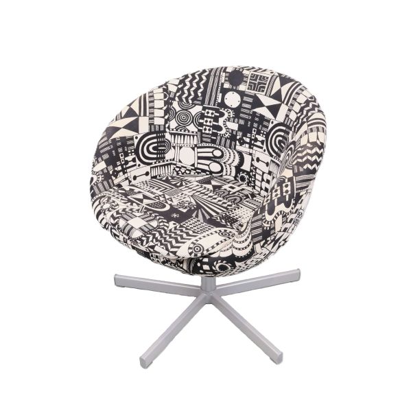 Snurrfåtölj med grafiskt svartvitt tyg fotograferad snett framifrån