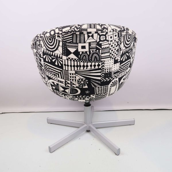 Snurrfåtöljens baksida med tydligt grafiskt tygmönster