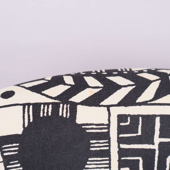 Närbild på ljus fläck på fåtöljens tygklädsel