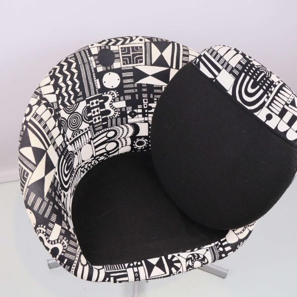 Snurrfåtölj med avtagbar dyna i svart tyg och svartvitt mönster runtom