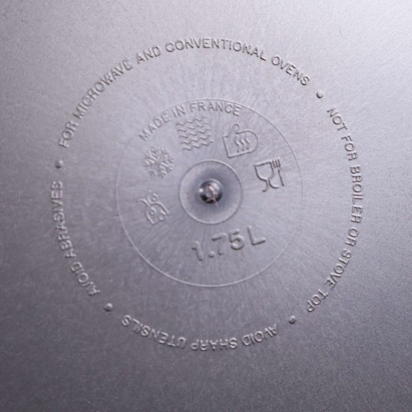 Närbild på botten med märkning 1,75 L och symboler