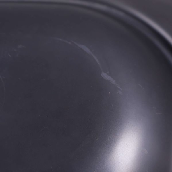 Närbild visar ytskikt med små repor