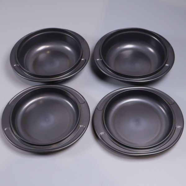 Svarta skålar fotograferade snett uppifrån för att visa form