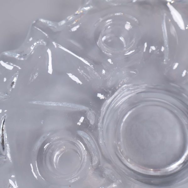 Närbild på mönster i klarglas ljusstake