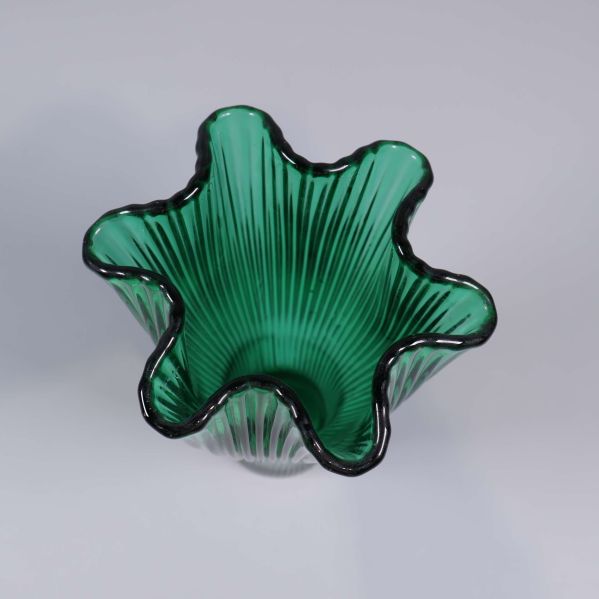 Ovanifrånvy på grön vas med vågig form