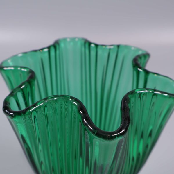 Närbild på vasens mjuka vågformade kant