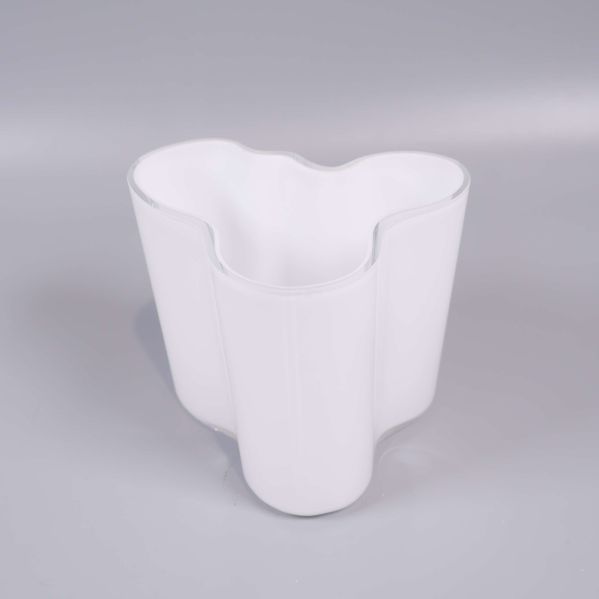 Vit glasvas i närbild med tydlig vågig design