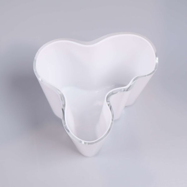 Vas sedd ovanifrån visar organiskt formad öppning