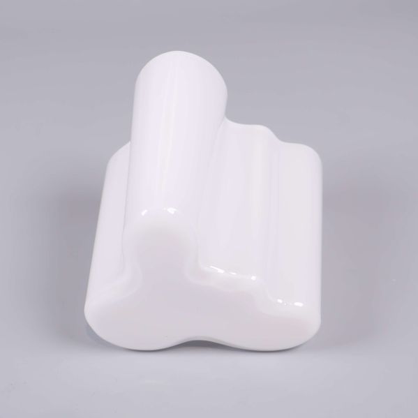 Basen på vit vågig vas mot ljus bakgrund