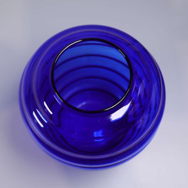 Vy ovanifrån på blå räfflad glasvas