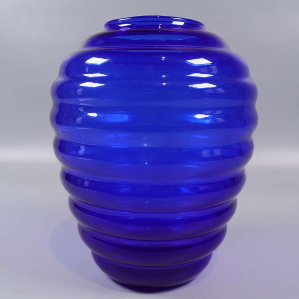 Närbild av blå vasens räfflade yta
