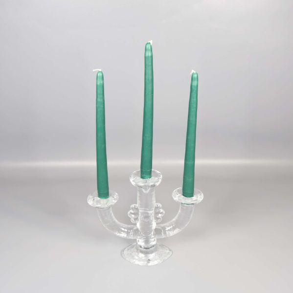 Ljusstake i glas med tre gröna ljus upprätt placerade