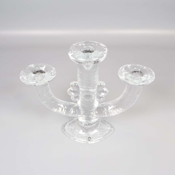 Närbild på glasljusstake uppifrån utan ljus