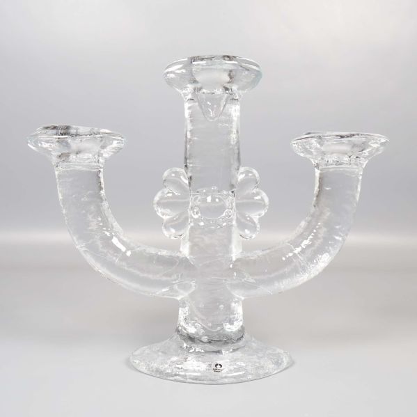 Framifrånvy av glasljusstake med tre distinkta armar