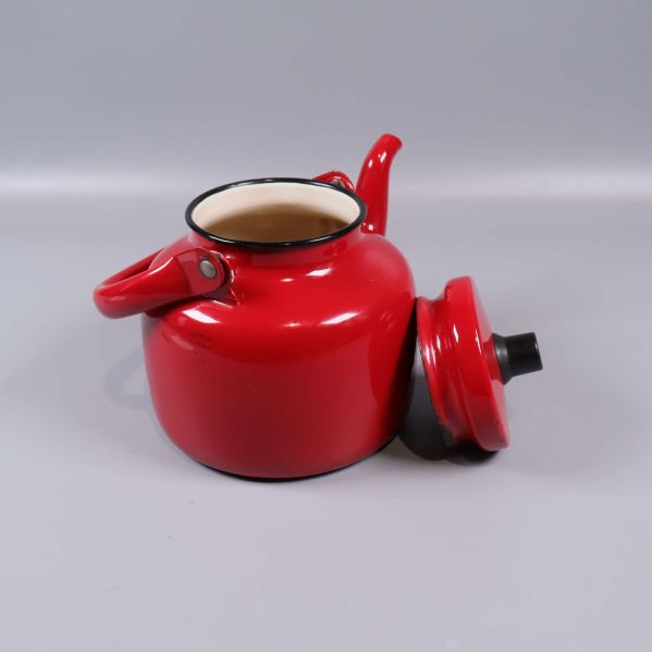 Vattenkittel med avtaget lock och öppen topp