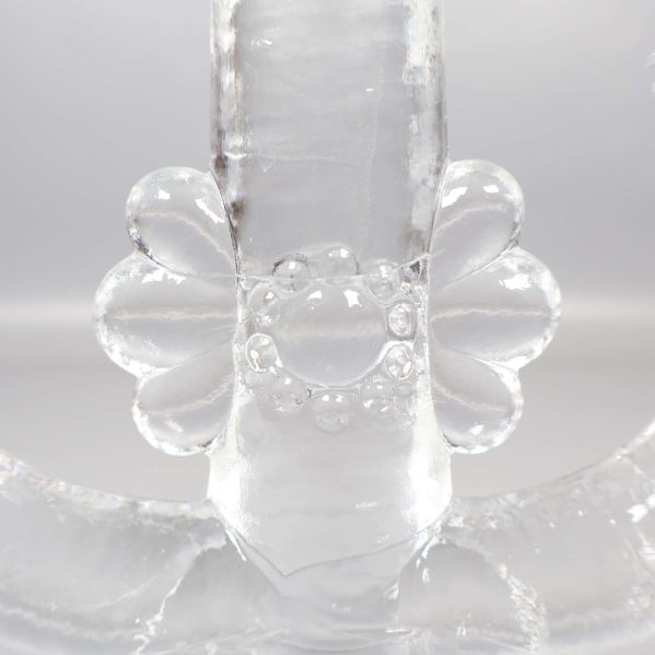 Närbild av dekorerad detalj på ljusstakens mitt