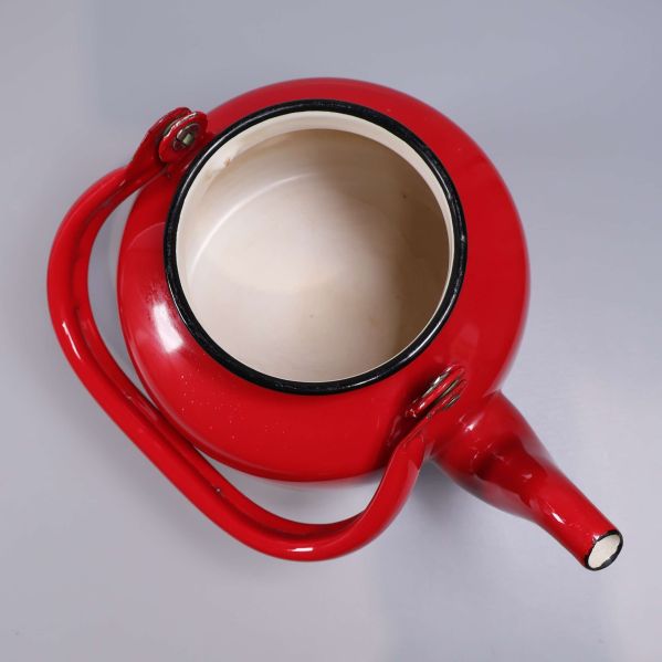 Insidan av vattenkitteln med emaljerad yta