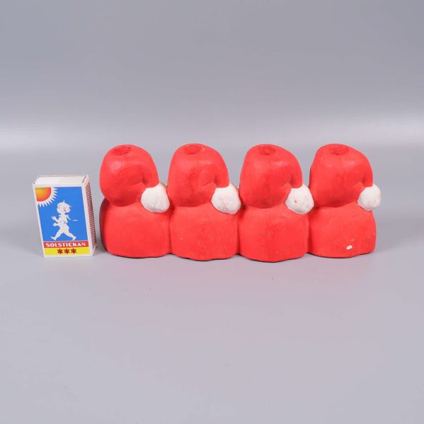 Baksidan av tomtarna samt tändsticksask för storleksreferens