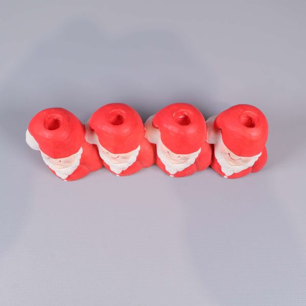 Ovansidan visar ljushållare i tomtarnas huvuden