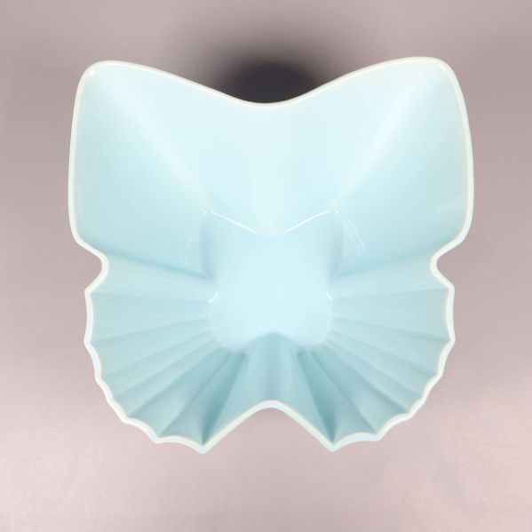 Vågformad ljusblå skål sedd uppifrån