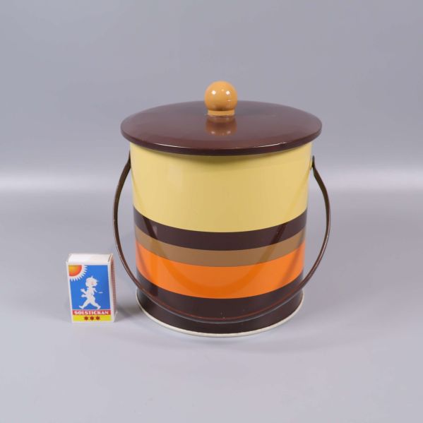 Randig ishink bredvid tändsticksask