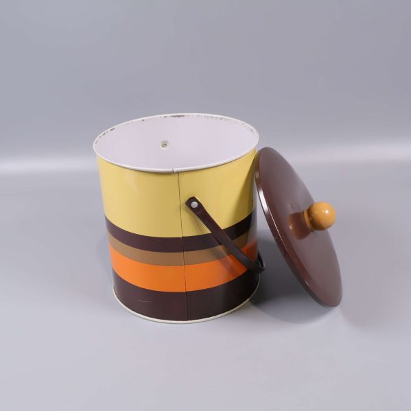 Öppen ishink med lock avtaget