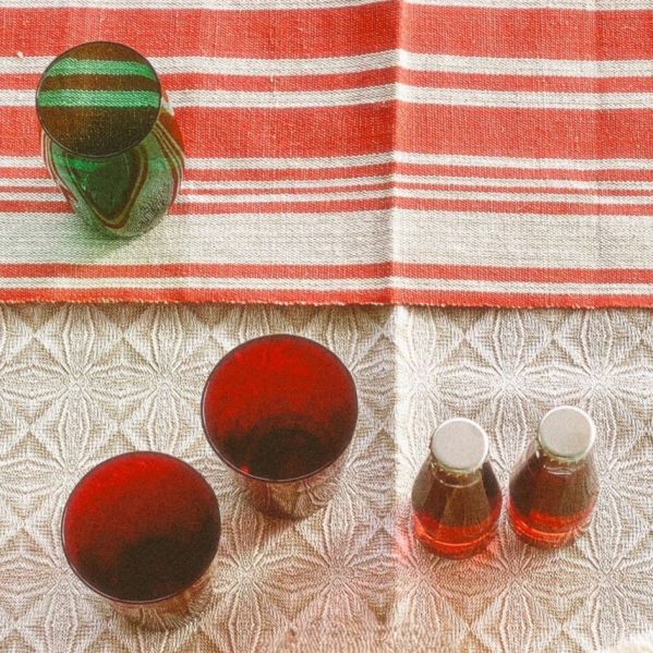 Löpare med klassiska ränder i miljö