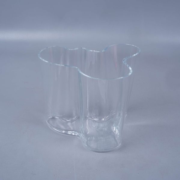 Klar designvas i glas fotad snett framifrån