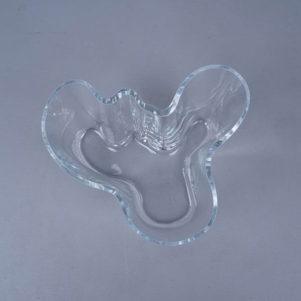 Klar glasvas sedd uppifrån med vågig kant