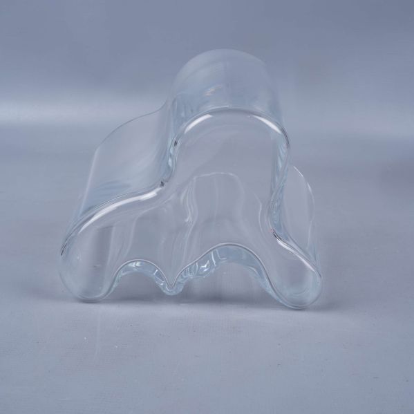 Klar glasvas sedd från sidan, botten synlig