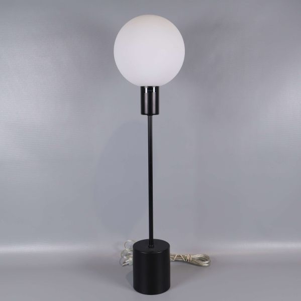 Hög bordslampa med vit glob och svart fot