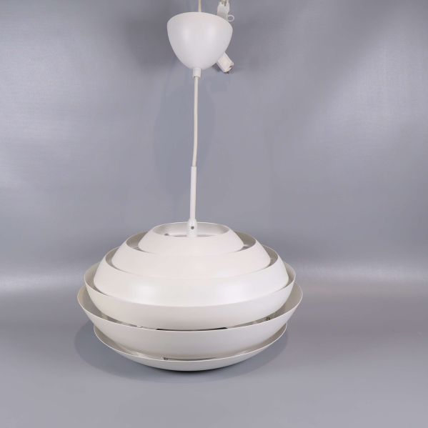 Taklampa i vitt med rund form mot grå bakgrund