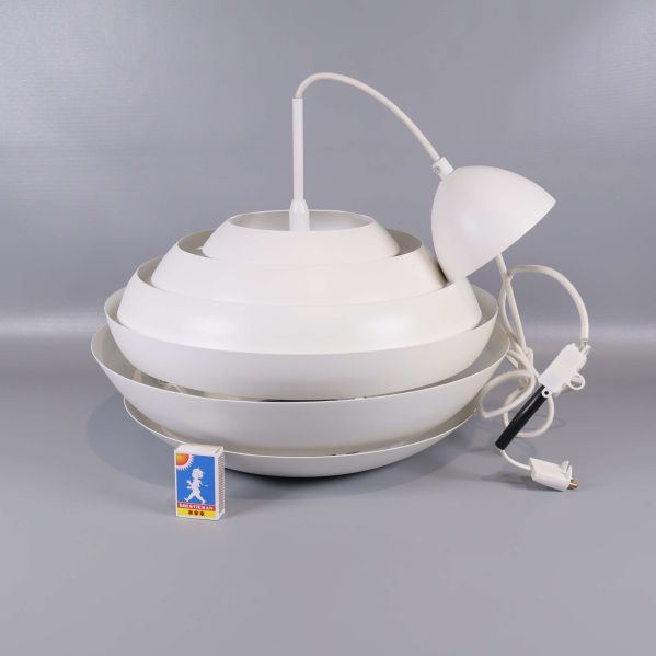 Taklampa med sladd och stickpropp samt tändsticksask för storleksreferens